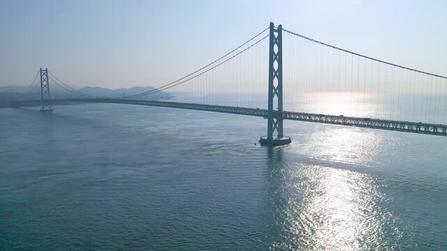 淡路島から明石海峡大橋を望む　ドローン空撮　近づく構図UP