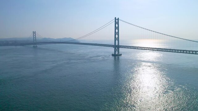 淡路島から明石海峡大橋を望む　ドローン空撮　近づく構図01