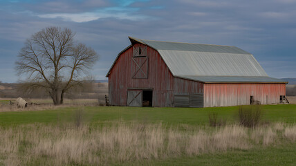 Obraz premium Rustic red barn in a field