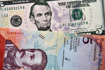 Boliwar Wenezuelski i dolar amerykański  © Marcin Łazarczyk