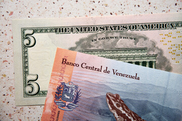 Boliwar Wenezuelski i dolar amerykański  © Marcin Łazarczyk
