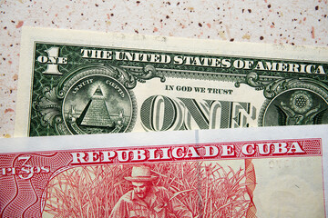 peso kubańskie i dolar amerykański  © Marcin Łazarczyk