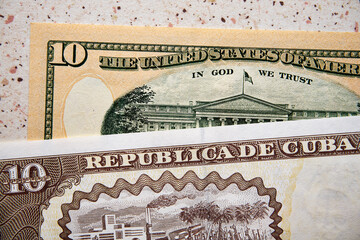 peso kubańskie i dolar amerykański  © Marcin Łazarczyk
