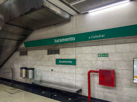 Platform perspective and furniture in Juramento Station subway D