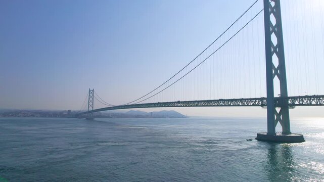 淡路島から明石海峡大橋を望む　ドローン空撮　上昇アングル