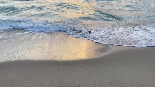 onde del mare in primo piano al tramonto