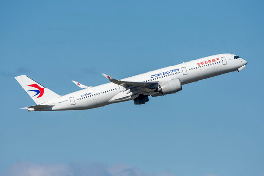 Despegue de avi&oacute;n de l&iacute;nea Airbus A350 900 de la aerol&iacute;nea China Eastern Airlines en el aeropuerto de Madrid Barajas B-304N.