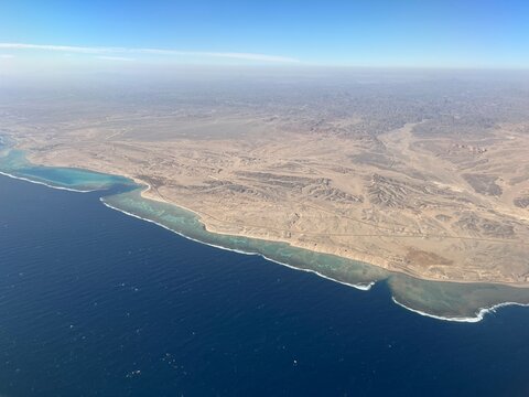 Widok na Morze Czerwone z okna samolotu, Egipt ت غالب, 