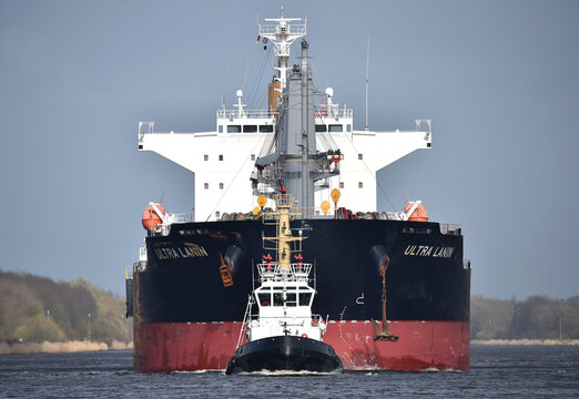 Schlepper begleiten das Frachtschiff ULTRA LANIN im Nord-Ostsee-Kanal 