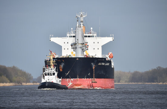 Schlepper begleiten das Frachtschiff ULTRA LANIN im Nord-Ostsee-Kanal 