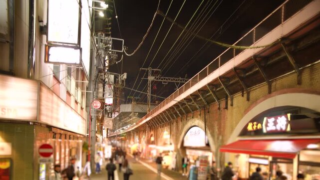 東京・花金の新橋駅ガード下