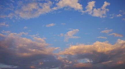 Obraz premium sky background, photo of cloudy sky in the afternoon with blackish clouds