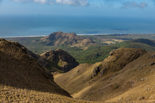 Sendero empinado hacia la cima del Cerro Chame, concepto de superaci&oacute;n y senderismo en Panam&aacute;.