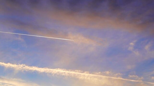 scia area in un cielo colorato di viola al tramonto