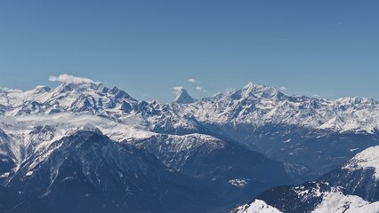 Obraz premium Panorama aérien sur le Cervin et les sommets des Alpes valaisannes en hiver, Suisse