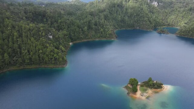 Laguna en el estado de chiapas rodeado de naturaleza