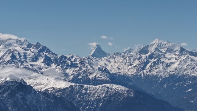 Panorama a&eacute;rien sur le Cervin et les sommets des Alpes valaisannes en hiver, Suisse