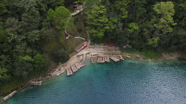 Enbarcadero de lanchas hechas a mano en un lago