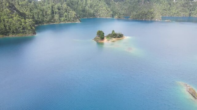 laguna de agua azul entre el bosque y en el centro una isla en el estado de chiapas
