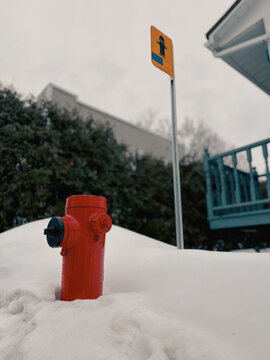 Borne d'incendie rouge sous la neige en hiver, Qu&eacute;bec, Canada.