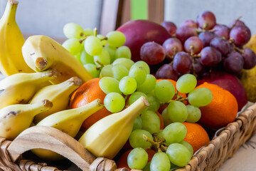 Świeże owoce – winogrona, banany i jabłka na jasnym tle © Tadeusz