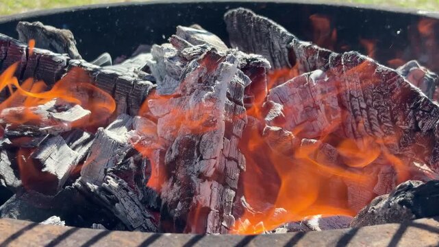 Feuer im offenen Grill - Rauch und Feuer