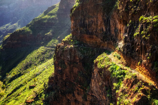 Spektakul&auml;rer Wanderweg entlang einer Felswand im Barranco de Guarimiar auf La Gomera