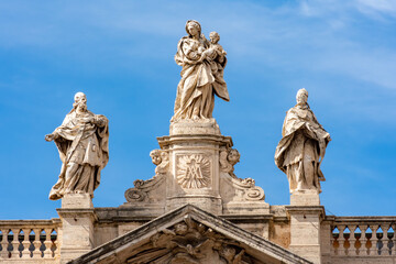 Obraz premium Statues on top of Santa Maria Maggiore basilica facade in Rome, Italy