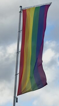 Regenbogenflagge in st&uuml;rmischem Wind