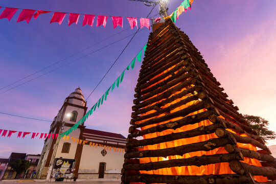 festa junina no brasil - igreja de s&atilde;o jo&atilde;o com fogueira decorativa e bandeirinhas coloridas 