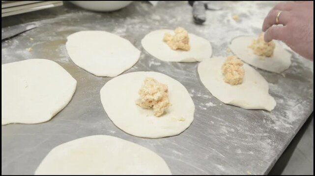 preparazione dei panzerotti tipici pugliesi sul bancone di una pizzeria