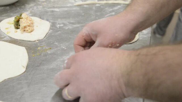 preparazione dei panzerotti tipici pugliesi sul bancone di una pizzeria