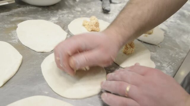 preparazione dei panzerotti tipici pugliesi sul bancone di una pizzeria