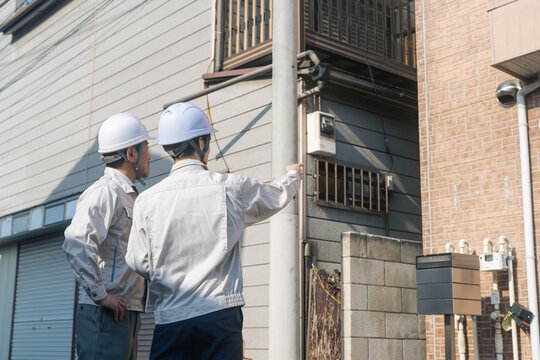 住宅、点検、修繕、保守、検査、作業員、業者、工事、建築、設備、エンジニア、技術者、作業服、職人、監督、男性、日本人、ゼネコン、インフラ、建設、産業、管理、対策、現場、都市、社会、メンテナンス、安全、ヘルメット、防災、耐震、チームワーク、グループ、仕事、就職、人材、電力、検針、ガス、施設、店舗、配管、水道、電気、技師、不動産、見積もり、査定、人物