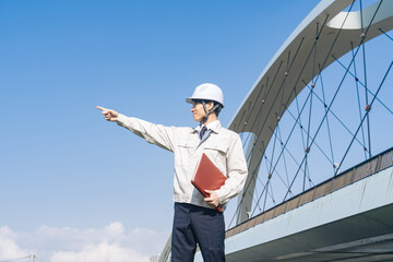 作業員、エンジニア、建設、ゼネコン、目標、挑戦、チャレンジ、将来、インフラ、開発、安全、管理、ビジネス、業者、技術者、作業服、職人、監督、男性、日本人、デベロッパー、産業、工事、対策、現場、都市、社会、道路、交通、鉄道、点検、メンテナンス、検査、保守、ヘルメット、防災、災害、老朽化、経年劣化、国土強靭化、復興、成長、経営、人材、リーダーシップ、行政、政策、竣工、人物