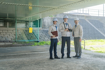 屋外に立つ男性作業員のグループ