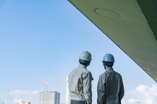 建設、エンジニア、工事、都市、インフラ、社会、ビルメン、建築、目標、挑戦、チャレンジ、作業員、人材、青空、環境、技術者、作業服、監督、男性、日本人、ゼネコン、デベロッパー、産業、管理、現場、業者、施工、点検、メンテナンス、検査、保守、安全、ヘルメット、防災、チームワーク、グループ、仕事、就職、転職、希望、将来、眺める、展望、企業、入札、クレーン、ビル、建物、人物