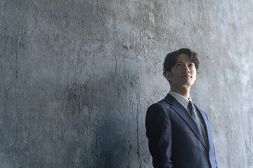見上げる、成長、挑戦、チャレンジ、ビジネス、ビジネスパーソン、ビジネスマン、目標、キャリア、転職、人材、営業、努力、希望、仕事、働く、男性、日本人、戦略、経営者、社長、青年、若い、20代、30代、独立、起業、経営、就活、就職活動、就活生、リクルート、ポートレート、かっこいい、クール、イケメン、コピースペース、広告、自信、サクセス、成功、経験、サラリーマン、会社員、管理職、昇進、出世、スーツ、人物