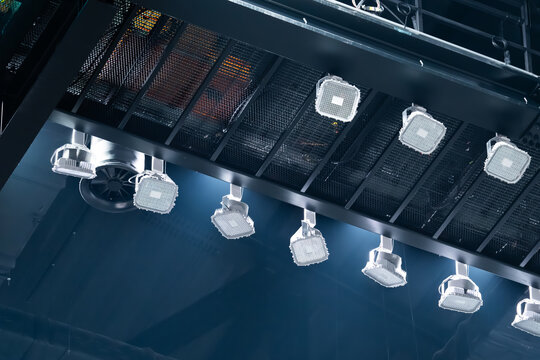 コンサートホール天井の音響設備