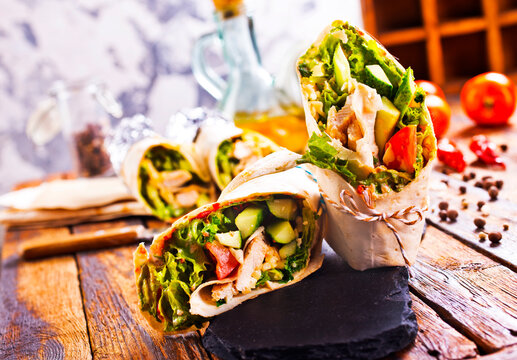 Tortilla wraps with chicken fillet and vegetables.