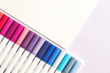 Fototapeta premium Vibrant markers arranged in a colorful gradient
