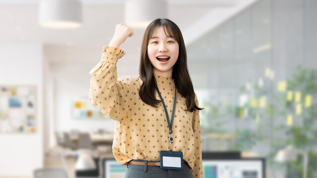 ガッツポーズで喜ぶ日本人女性・ビジネスウーマンのビジネス成功イメージ, Japanese Businesswoman Celebrating Success with Fist Pump