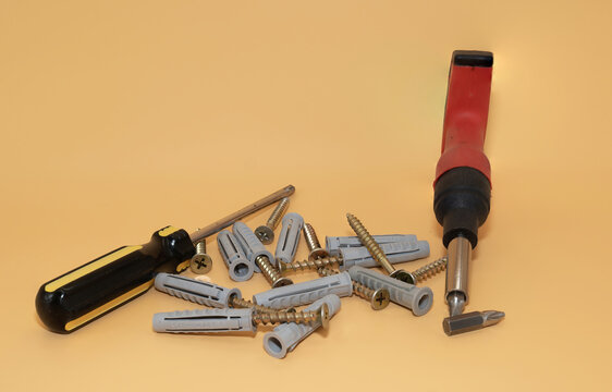 Tornillos, tarugos y destornilladores estrella