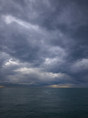Obraz premium beautiful sandy shore with calm blue water on a cloudy day