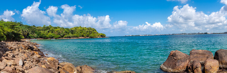 Naklejka premium Coastal Cityscape of Galle with Clear Sky and Ocean Waves
