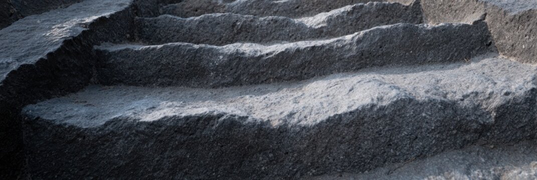 石の階段は自然の中で岩だらけの道を登ります