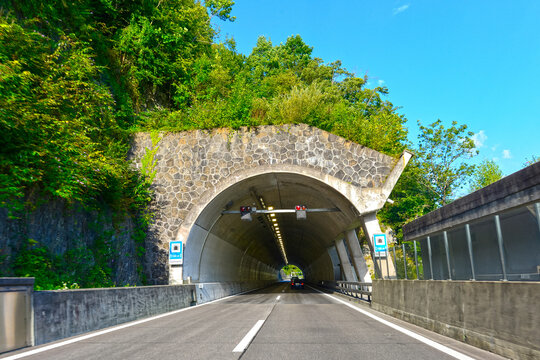 Autobahn 3 am S&uuml;dufer des Walensees in Richtung Chur vor Glattwandtunnel im Kanton Glarus (Schweiz)	