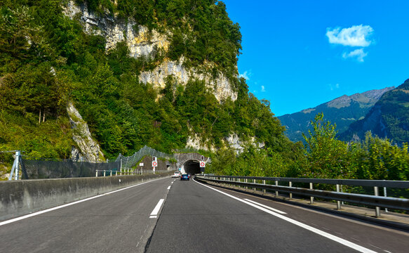 Autobahn 3 am S&uuml;dufer des Walensees in Richtung Chur vor Weisswandtunnel im Kanton Glarus (Schweiz)