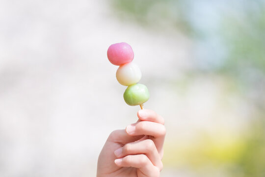 三色団子を持つ手, 日本のお花見のイメージ画像