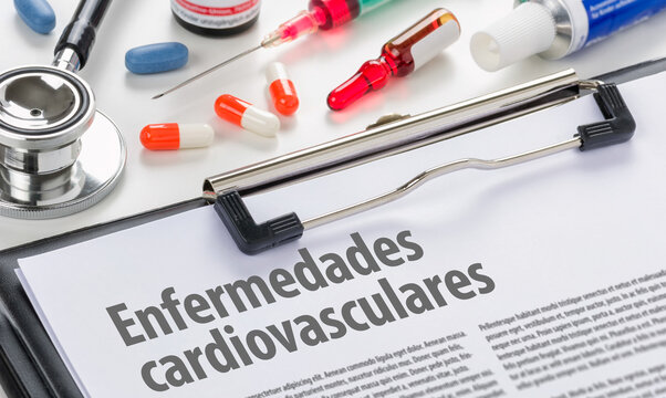 Cardiovascular disease written in spanish on a clipboard
